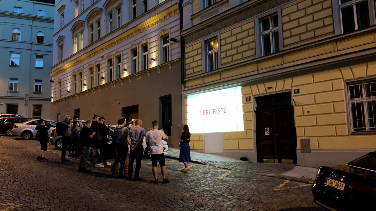 Noční akce: Aktivisté promítali na dům ruského zbrojaře v Praze záběry válečného běsnění